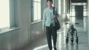 日本开发出可变形为摩托车的伙伴机器人