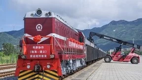 搭乘首趟“珠遵”铁路货运班列 世荣兆业成为粤黔合作内外贸一体直达货运先行者
