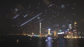 大漠大无人机编队震撼亮相香港维多利亚港