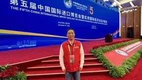 进博人物 | “四叶草”里闪耀的“联通红”