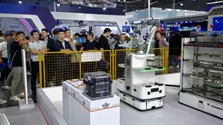 优艾智合机器人亮相2025世界制造业大会