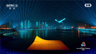夜空中最纯正的中国红，光峰科技全彩激光探照灯首秀全运会闭幕式