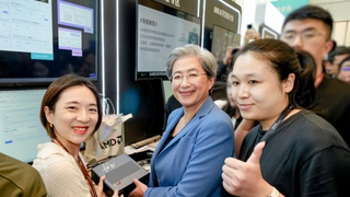 苏妈亲笔签名加持！铭凡MS-S1 MAX惊艳AMD AI开发者日