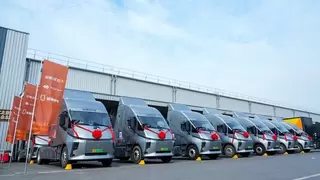 深向科技交付安能物流50台智能化电动重卡，快递快运行业驶入AI应用快车道