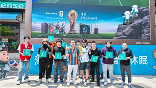 当世界杯围挡照进城市烟火：海信冰箱一杯冷萃，致敬平凡奋斗者！