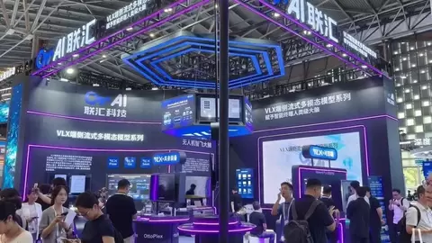 3B参数跑赢千亿大模型！Om AI联汇携全球首个端侧原生VLX模型系列亮相WAIC