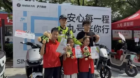 沉浸式学交规 安徽合肥交警携手九号电动车在人气广场举办安全科普体验活动